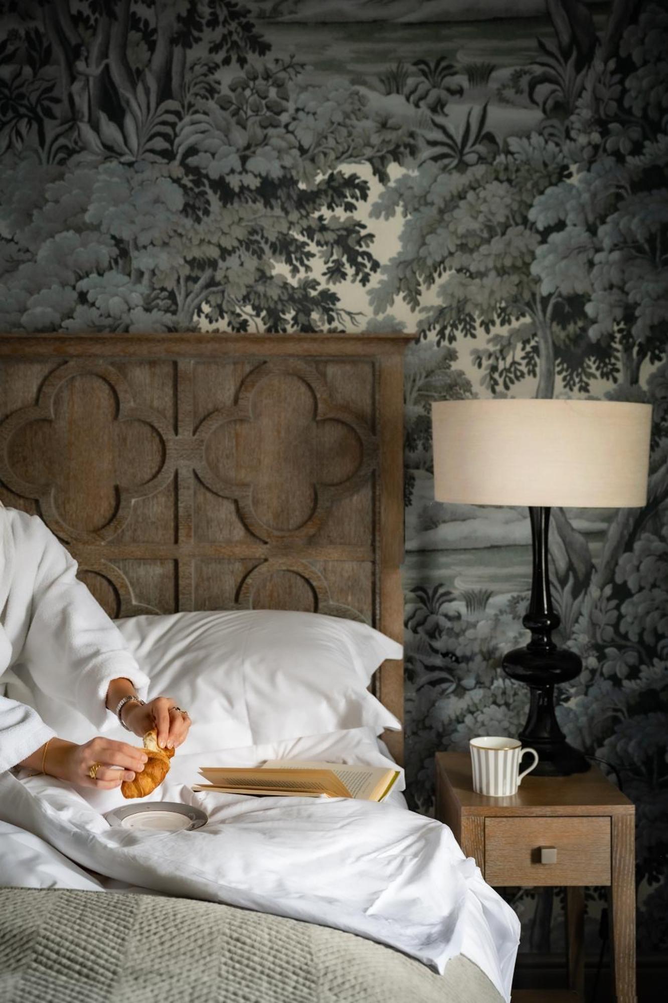 The Bloomsbury Hotel Londres Exterior foto A bed with a lamp