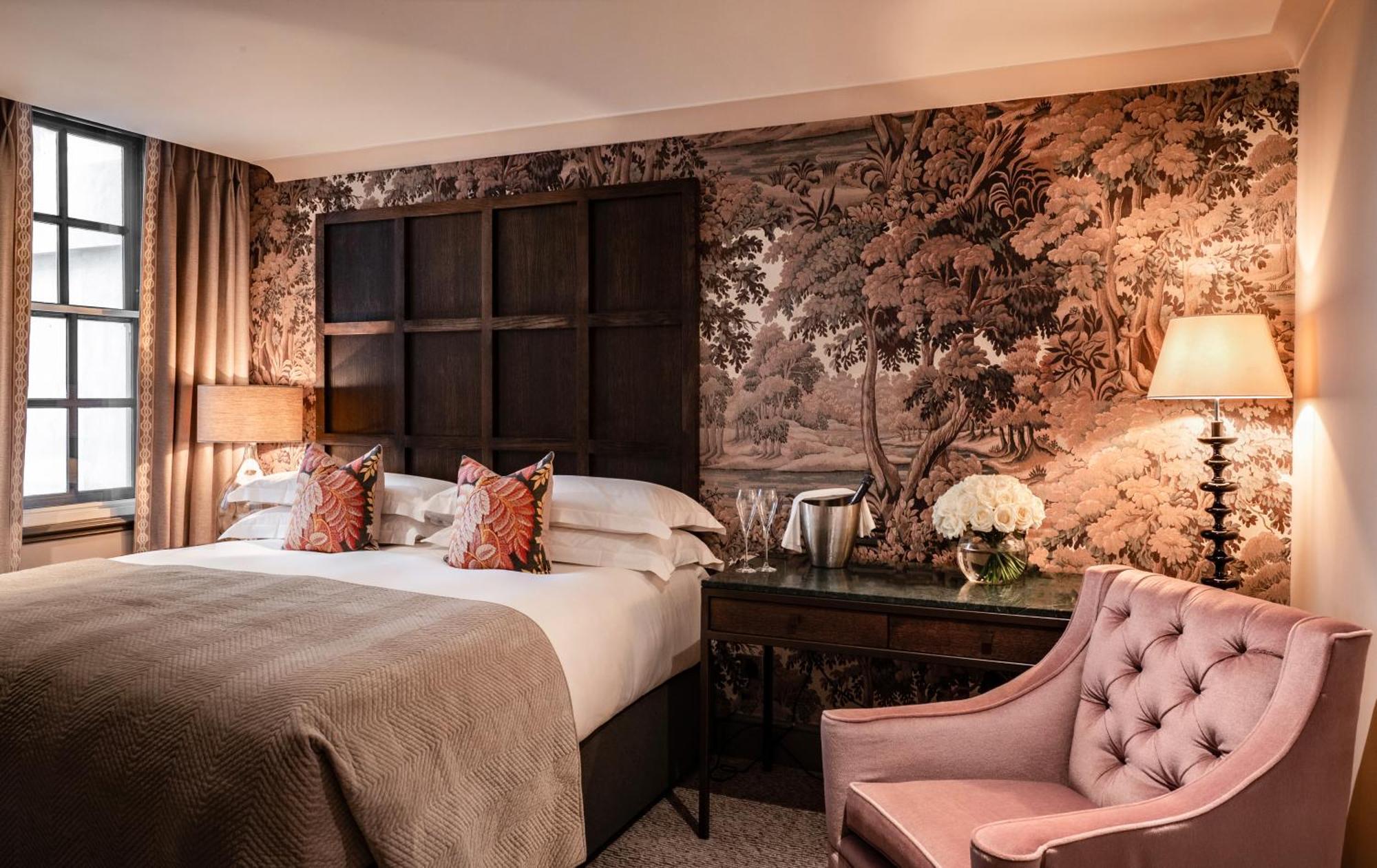 The Bloomsbury Hotel Londres Exterior foto A bedroom at The Ivy Collection