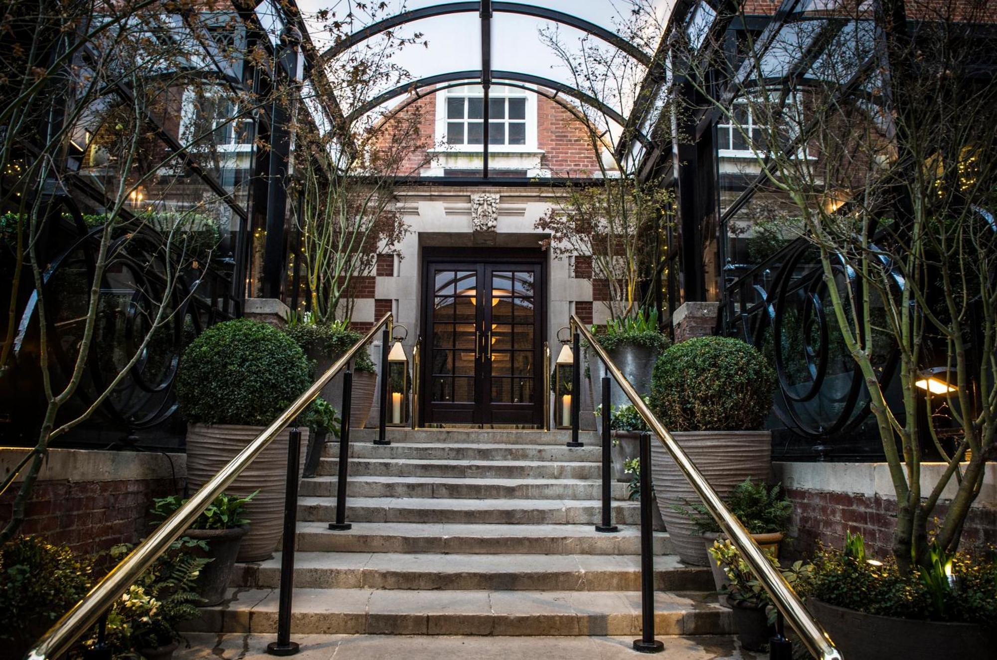 The Bloomsbury Hotel Londres Exterior foto Entrance to the hotel