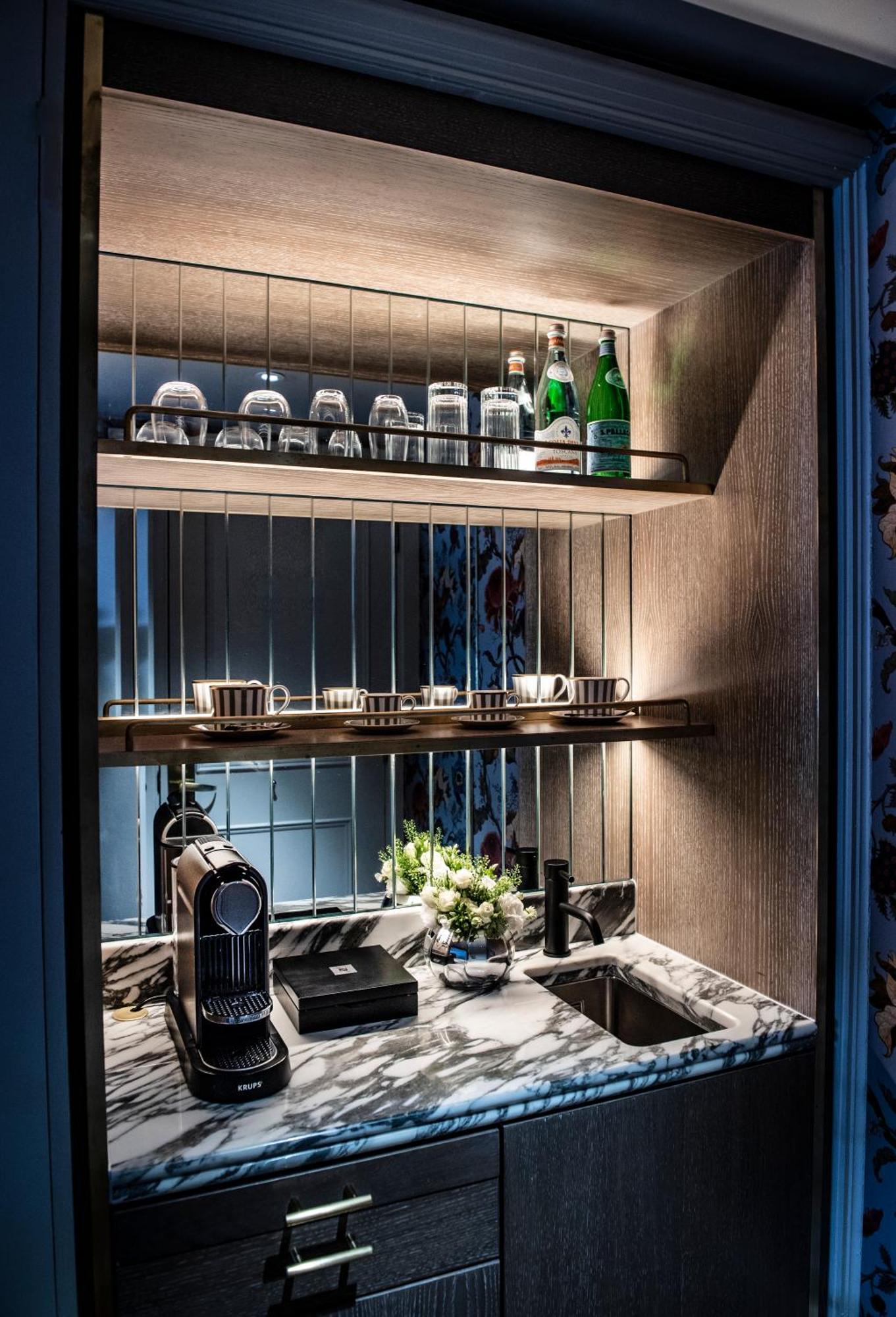 The Bloomsbury Hotel Londres Exterior foto A wet bar in a hotel room