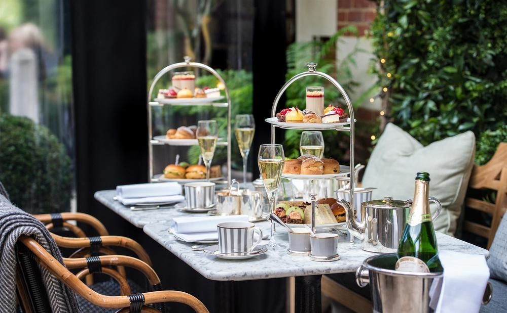 The Bloomsbury Hotel Londres Exterior foto Afternoon tea at the Ivy, St John's Wood